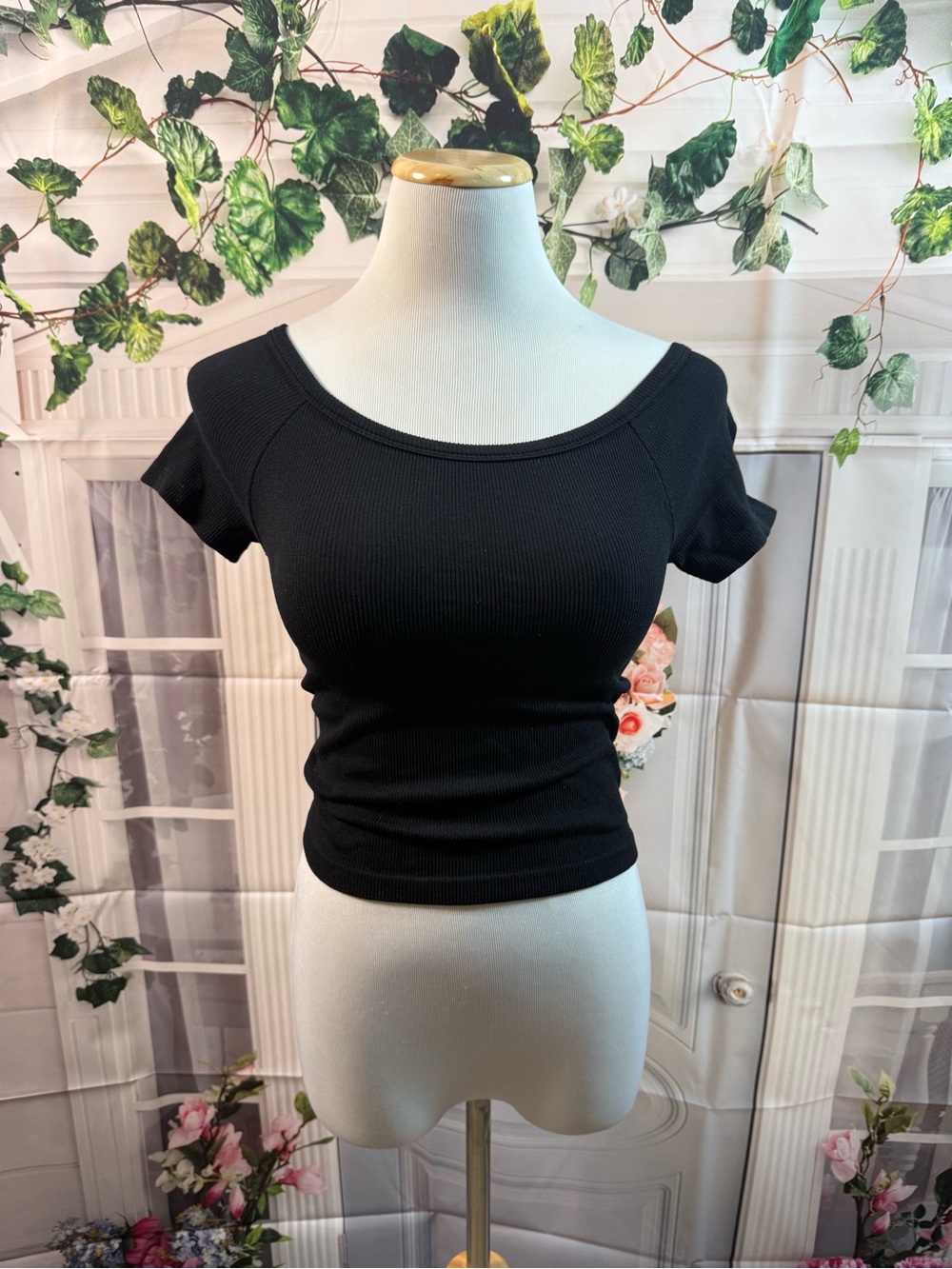 453-Black Ribbed Scoop Crop Top - Women's Short Sleeve